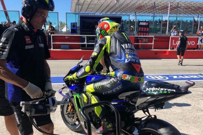 Pembalap Monster Energy Yamaha, Valentino Rossi saat menguji motornya di Sirkuit Misano, San Marino, Sabtu (14/9/2019)