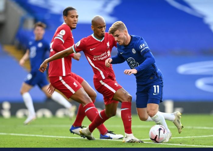 Timo Werner dikawal ketat Fabinho dan Virgil van Dijk dalam laga Chelsea vs Liverpool pada lanjutan Liga Inggris di Stamford Bridge, 20 September 2020.