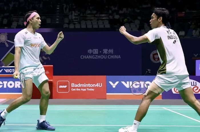 Pasangan ganda putra Indonesia Fajr Alfian/Muhammad Shohibul Fikri merayakan poin pada babak semifinal China Open 2026 di Olympic Sports Center Hall, Changzhou, Sabtu (25/7/2026).