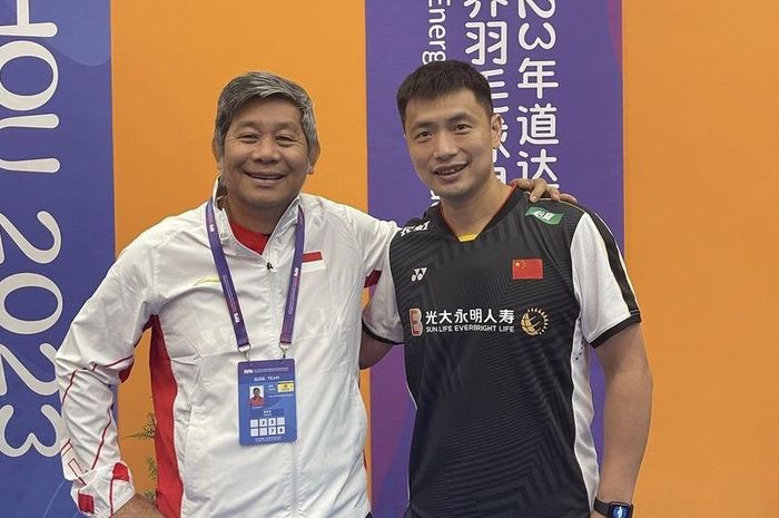 Pelatih ganda putra China., Chen Qi Qiu (kanan) berfoto bersama pelatih ganda putra Indonesia Herry Iman Pierngadi di sela-sela uji coba lapangan jelang Sudirman Cup 2023, di Suzhou, China, Jumat (12/5/2023).