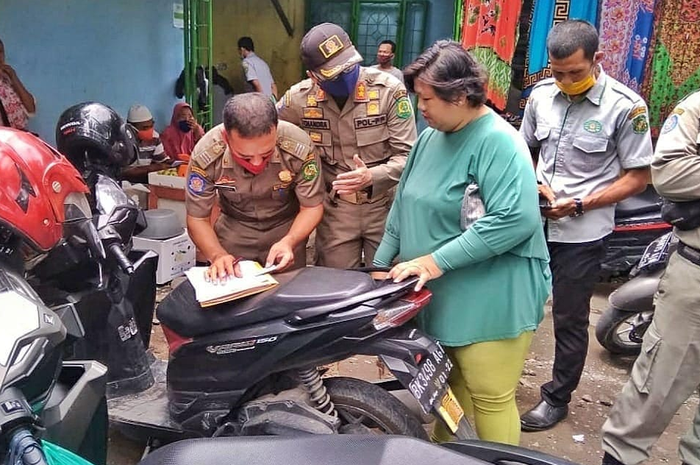 Pelaksana tugas (Plt) Wali Kota Medan Ir H Akhyar Nasution MSi turun langsung memimpin razia penggunaan masker di Pasar Sentosa Baru dan menahan KTP bagi yang tida menggunakan masker
