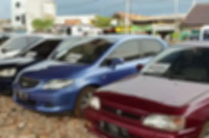 Deretan mobil bekas di kolong tol Becakayu dari pantauan, (11/2/19)