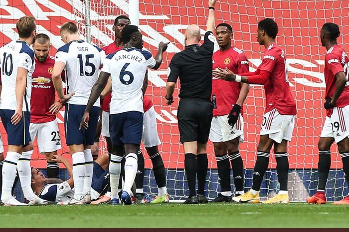 Striker Manchester United, Anthony Martial, terdiam setelah menerima kartu merah dalam laga Liga Inggris kontra Tottenham Hotspur di Stadion Old Trafford, Minggu (4/10/2020).