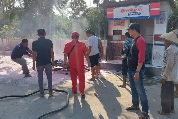 Apes, Motor Honda MegaPro Terbakar Di Tuban Saat Isi Nitrogen Di SPBU, Rugi Rp 6,5 Jutaan