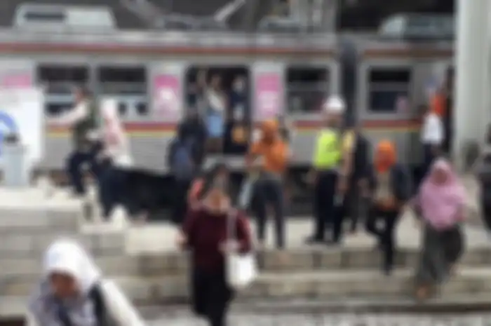 Suasana Stasiun Jatinegara pada harj pertama pengoperasian jalur Double-double Track, Jumat (12/4/2019)