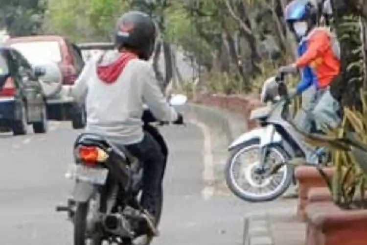 Bikers Wajib Tau! Ini Waktu yang Tepat Nyalakan Lampu Sein Sebelum Belok