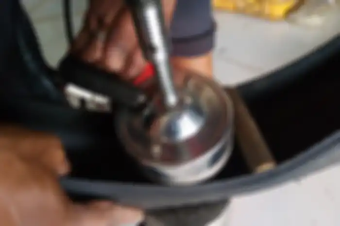 Cara baru lebih aman buat tambal ban tubeless, sekarang tidak perlu pakai main tusuk
