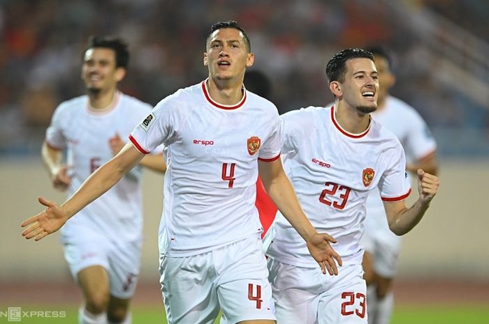 Bek Timnas Indonesia Jay Idzes (tengah) selebrasi gol ke gawang Vietnam dalam Kualifikasi Piala Dunia 2026 di Stadion My Dinh, Hanoi, 26 Maret 2024.