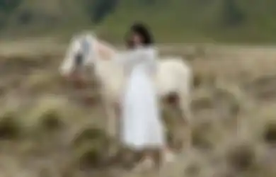Dapat Bunga, Begini Alasan Gisel Tinggalkan Gempi ke Lautan Pasir Bromo, Foto Pria Ini Sengaja Ditutupi