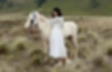 Dapat Bunga, Begini Alasan Gisel Tinggalkan Gempi ke Lautan Pasir Bromo, Foto Pria Ini Sengaja Ditutupi