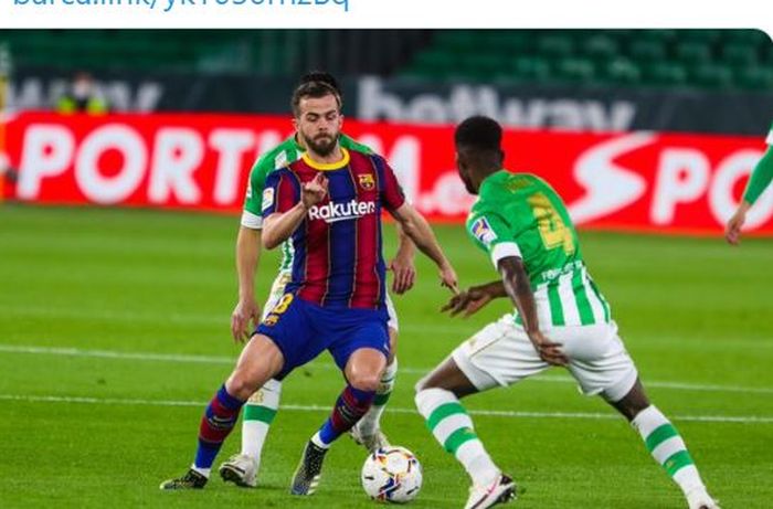 Gelandang Barcelona, Miralem Pjanic, beraksi dalam laga Liga Spanyol kontra Real Betis di Stadion Benito Villamarin, Minggu (7/2/2021).