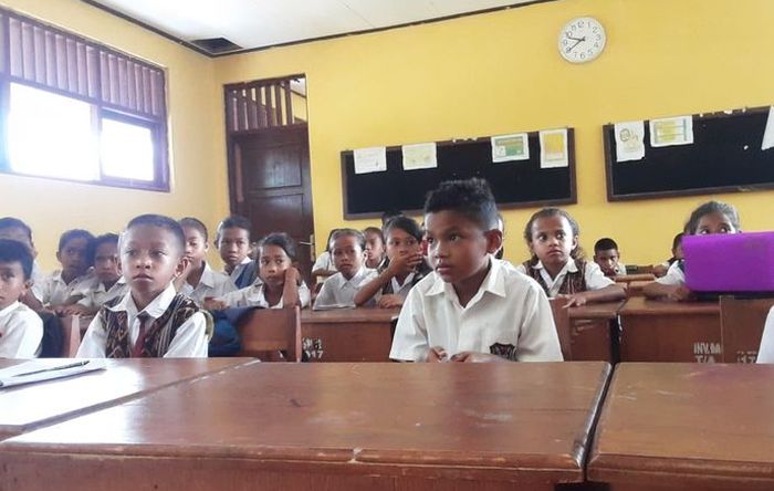 Caesar Archangel Hendrik Meo Tnunay alias Nono (Tengah), saat bersama teman-temannya di SD Inpres Buraen 2, Kecamatan Amarasi Selatan, Kabupaten Kupang, Nusa Tenggara Timur (NTT) 