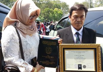 Mahasiswi UNS yang Tewas Tertabrak Truk Tetap Diwisuda, Sang Ibu Tak Kuasa Menahan Tangis Saat Terima Ijazah Putrinya: Harusnya Dia yang Maju Wisuda....