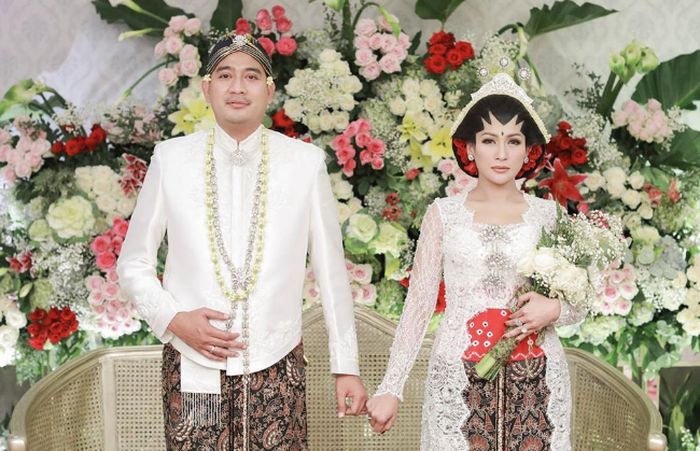 Tata Janeeta dan suami barunya, Raden Brotoseno