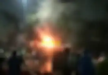 Video Pos Polisi di Pejompongan Dihancurkan dan Dibakar Massa, Pemotor Kocar-kacir