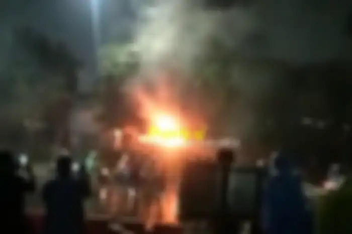 Mencekam satu pos polisi di daerah Pejompongan Jakarta Pusat dirusak dan dibakar massa.