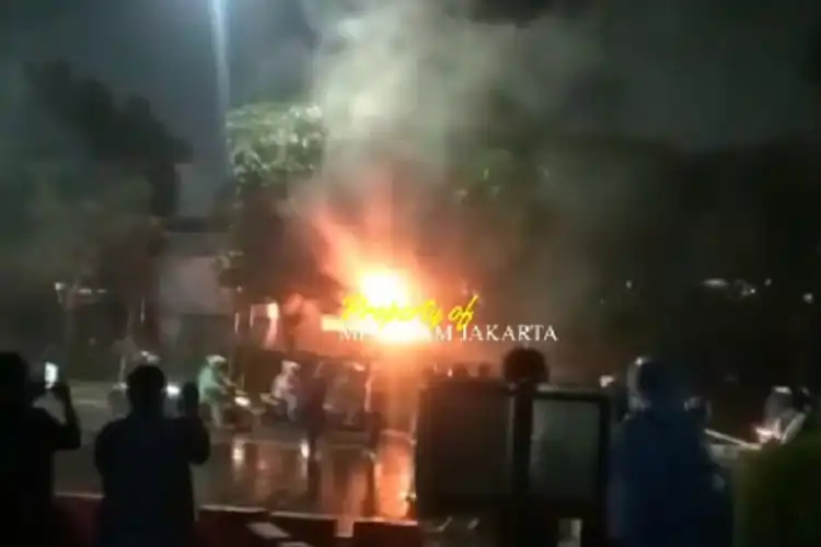 Video Pos Polisi di Pejompongan Dihancurkan dan Dibakar Massa, Pemotor Kocar-kacir