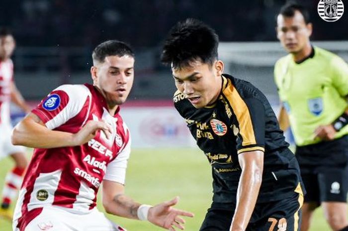 Aksi Witan Sulaeman (kanan) dan Messidoro dalam pertandingan Persis Solo versus Persija Jakarta di pekan ke-14 Liga 1 2023-2024.