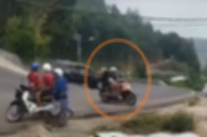 Hindari menghantam tanggul karung, simak tips pakai motor matic di jalan turunan Cangar.
