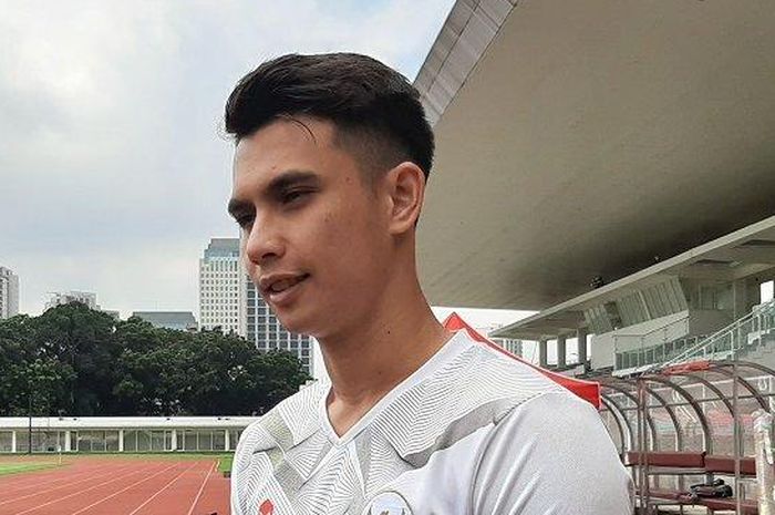 Kiper timnas Indonesia, Nadeo Argawinata, dalam pemusatan latihan tim Garuda di Stadion Madya, Senayan, Jakarta.