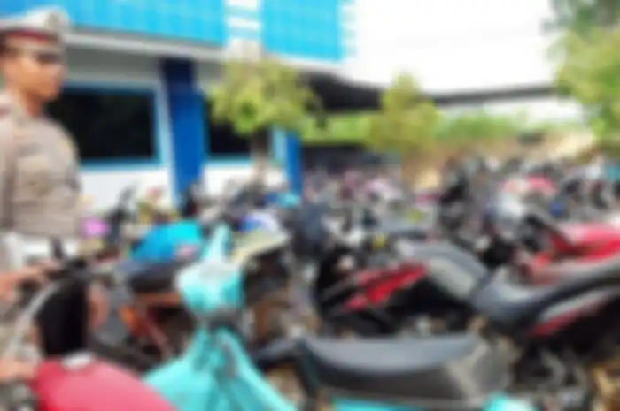 Ajun Komisaris Polisi Inggal Widya Perdana memeriksa kendaraan yang disita