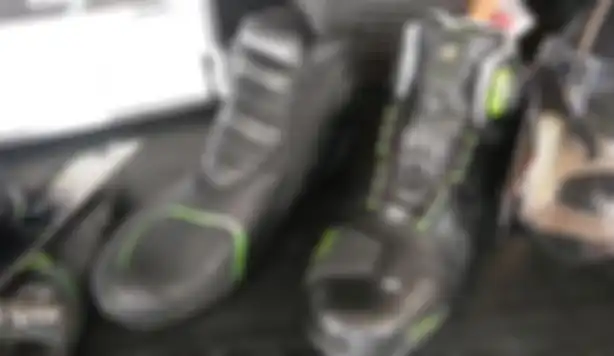 Selain jualan motor booth Kawasaki juga jualan apparel, salah satunya sepatu turing ini