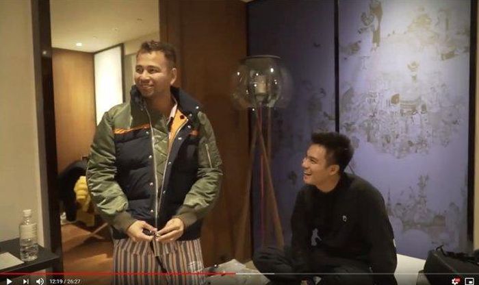 Raffi Ahmad kegirangan saat mencoba jaket baru yang dibelikan Nagita Slavina