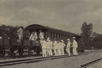 Para pekerja kereta api (kemungkinan foto ini diambil di Semarang). Salah satu moda yang masif digunakan untuk mudik lebaran.