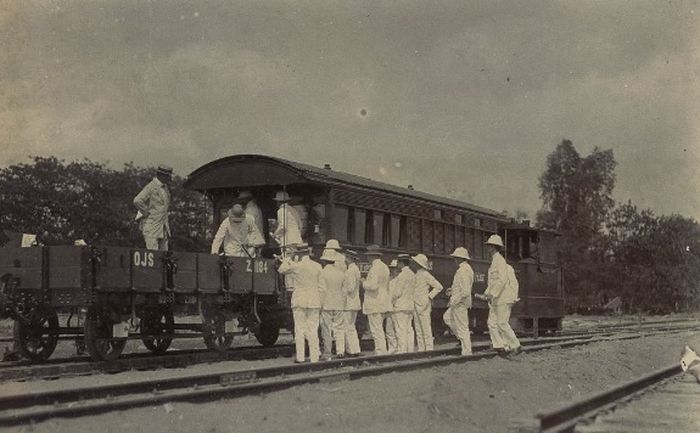 Para pekerja kereta api (kemungkinan foto ini diambil di Semarang). Trayek Semarang-Vorstenlanden mengawali sejarah perkeretaapian Indonesia.