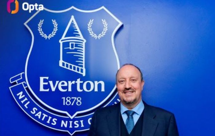 Legenda Manchester United, Gary Neville, merasa karier baru Rafael Benitez di Everton terasa tak tepat.