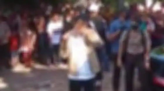 Presiden Jokowi menangis saat tinjau lokasi terdampak bencana di NTT.