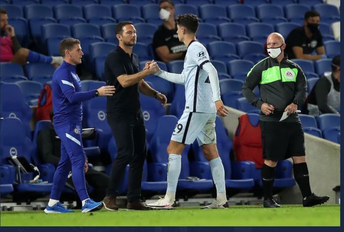 Kai Havertz saat ditarik keluar oleh pelatih Chelsea, Frank Lampard.