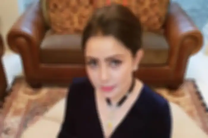 Mayangsari Pasang Foto Cantik Sambil Pose Mager di Rumah, Netizen Justru Dibikin Salah Fokus dengan Leher sang Penyanyi, Ussy Sulistiawaty Sampai Gatal Komentari