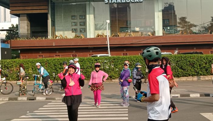 Pengunjung CFD gunakan zebra cross untuk catwalk Citayam Fashion Week di Dukuh Atas, Jakarta Pusat, Minggu (31/7/2022).
