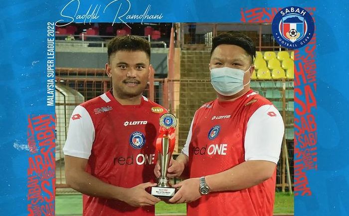 Saddil Ramdani saat menerima penghargaan man of the match dalam laga Sabah FC vs Negeri Sembilan (4/3/2022). 