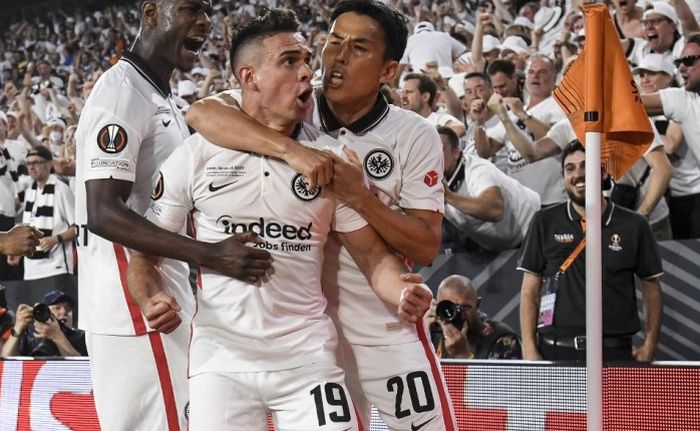 Pemain Eintracht Frankfurt, Rafael Borre, merayakan golnya ke gawang Rangers dalam final Liga Europa, Rabu (18/5/2022).