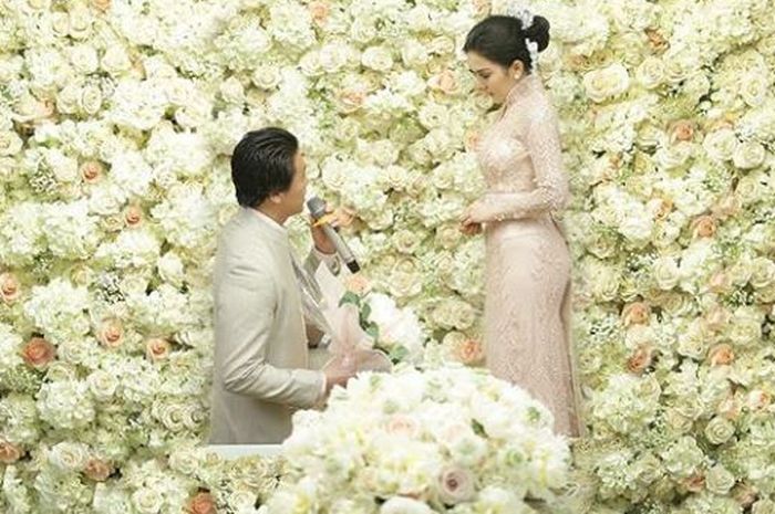 Deretan ucapan selebriti di foto lamaran Syahrini dan Reino Barack