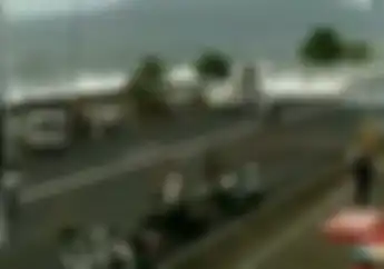 Aneh, Gelombang Besar Mendadak Datang, Pemotor dan Pengendara Mobil Cuek Bebek