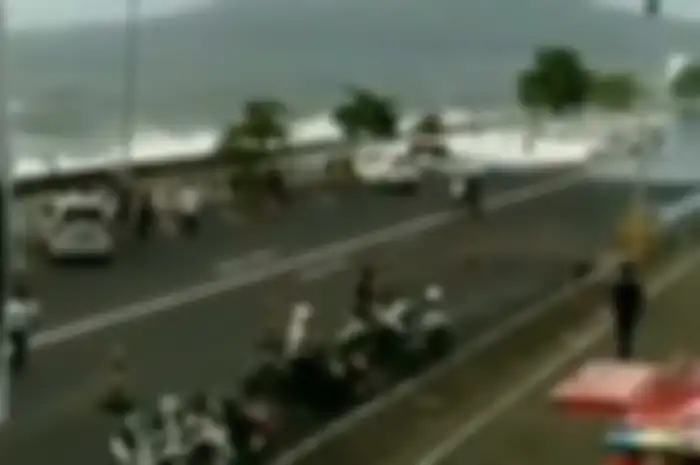 Gelombang tinggi air laut terjadi di Manado.