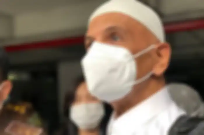 Mark Sungkar keluar dari kejaksaan agung. 