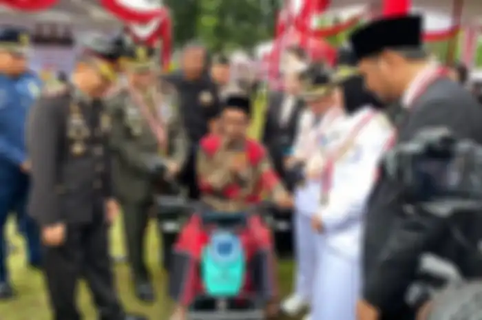 Marbot penyandang disabilitas mendapat motor listrik roda tiga dari Polres Lumajang saat Hari Bhayangkara ke-77.