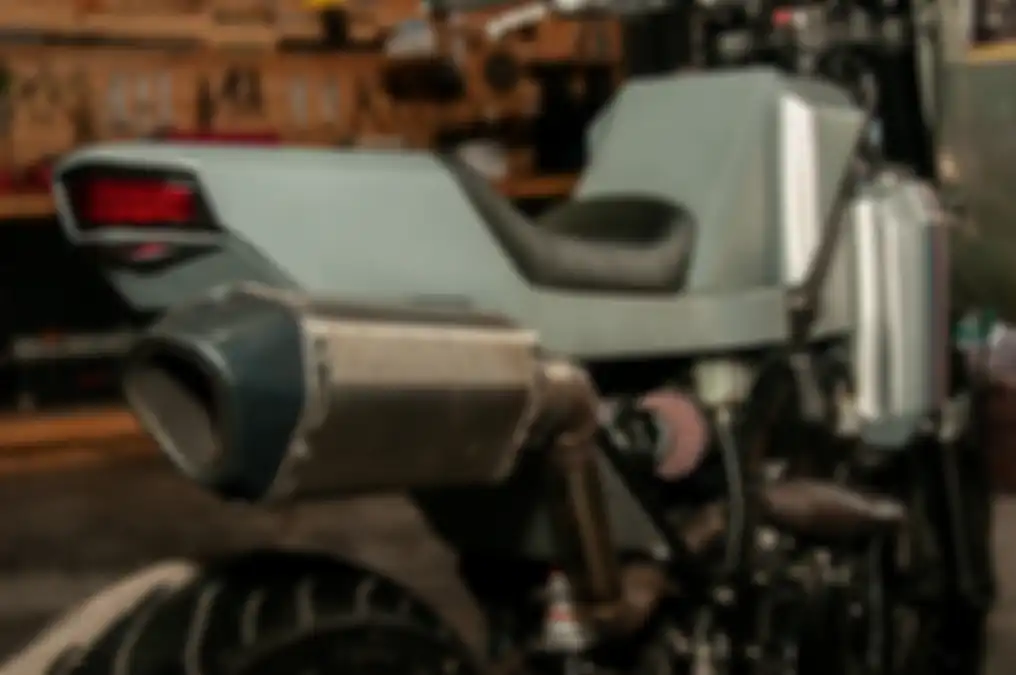Knalpot custom dengan sudut silencer mendatar seirama bodi yang mengotak