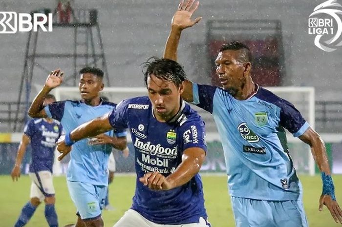 Duel antara Persib Bandung versus Persela Lamongan pada laga pekan ke-27 Liga 1 2021-2022, di Stadion Kapten I Wayan Dipta, Gianyar, Bali, Jumat (25/2/2022).