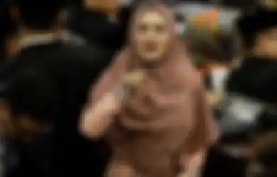 Tertangkap Kamera Lagi Blusukan, Penampilan Tak Biasa Mulan Jameela Jadi Sorotan, Istri Ahmad Dhani Disebut Lebih Fresh dari Biasanya, Seperti Apa?
