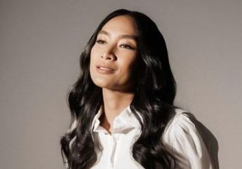 Pantas Mampu Bikin Hati Bangsawan Bali Kepincut, Tengok Penampilan Happy Salma yang Berbalut Gaun Emas di Tepi Danau, Persis Dewi Turun dari Kayangan!