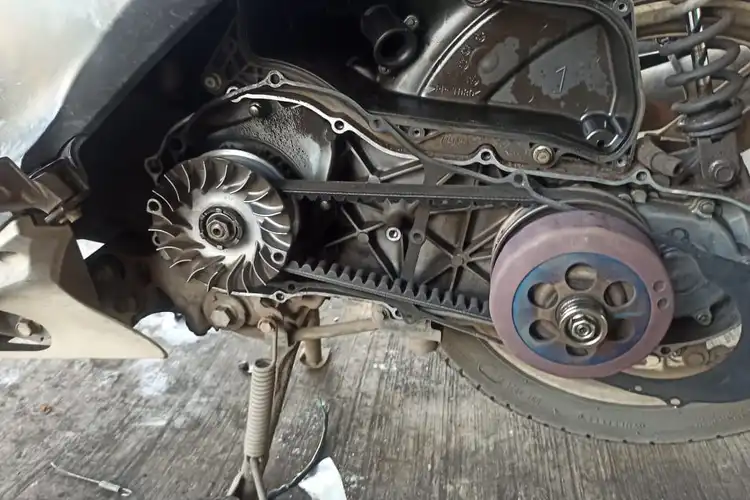 Wajib Tau, Ini Masalah Yang Muncul Jika CVT Motor Matic Kotor!