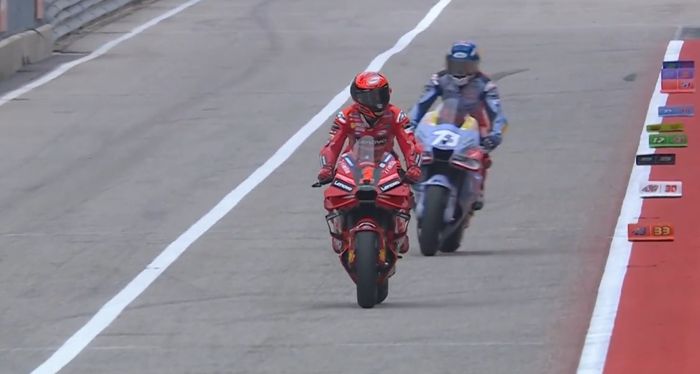 Momen pembalap Ducati Lenovo, Francesco Bagnaia, dibuntuti Alex Marquez (Gresini Racing) saat kualifikasi MotoGP Americas di Circuit of The Americas, Austin, Amerika Serikat, 15 April 2023.