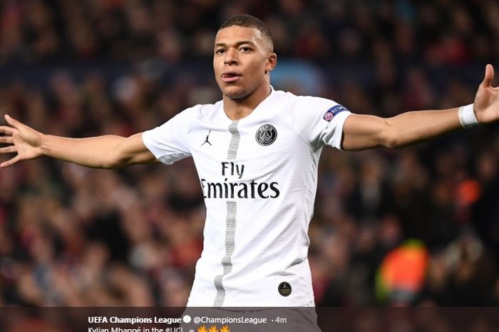 Selebrasi Penyerang Paris Saint-Germain, Kylian Mbappe usai menjebol gawang Manchester United pada laga leg pertama babak 16 besar di Stadion Old Trafford, Selasa (12/2/2019) atau Rabu dini hari WIB.