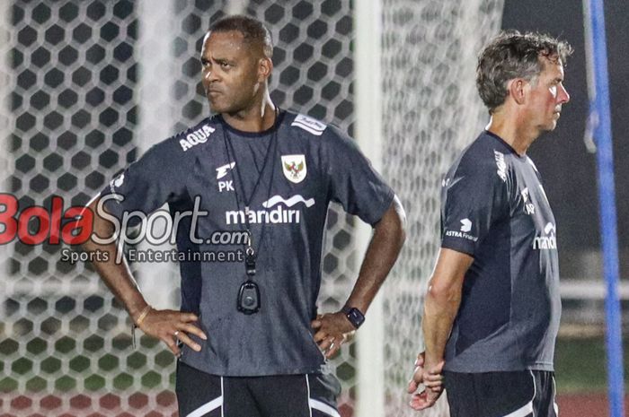 Pelatih Timnas Indonesia, Patrick Kluivert, sedang memantau para pemainnya berlatih di Stadion Madya, Senayan, Jakarta, Senin (2/6/2025) malam.