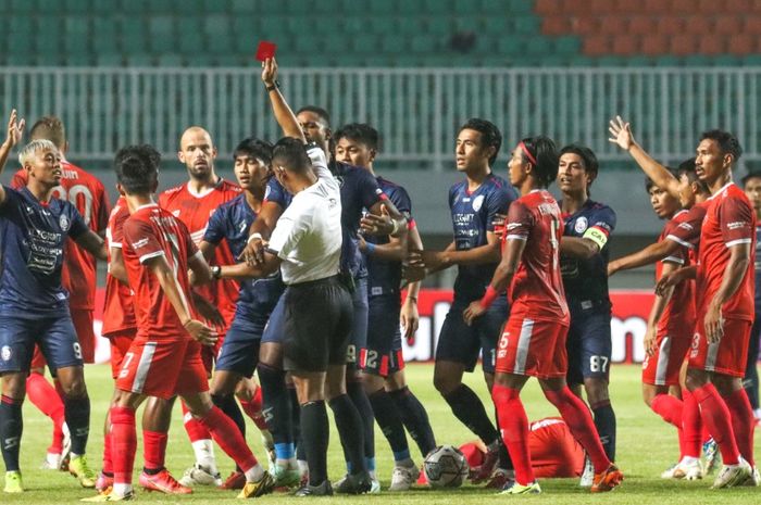 Arema FC vs PSM Makassar pada Liga 1 2021/2022 di Stadion Pakansari, Cibinong, Bogor, Minggu (5/9/2021).